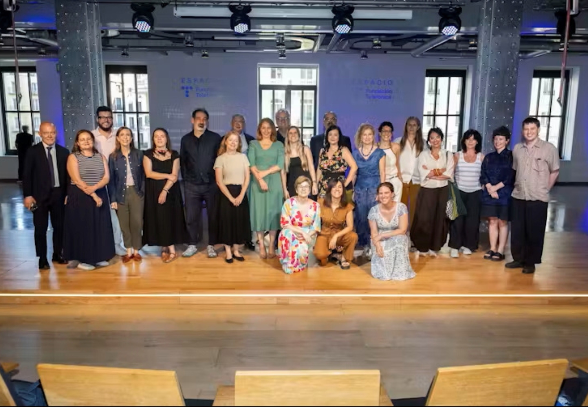 Fotografía de todo el equipo de The Conversation, con los participantes en la mesa redonda. Cortesía de Fundación Telefónica. Fotografía de Ángel de Antonio Prieto.